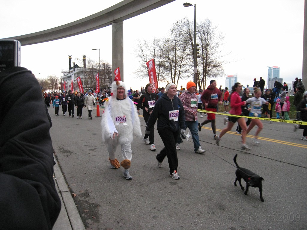 Detroit Turkey Trot 10K 2009 062.jpg - The 2009 Detroit Turkey trot 10K was run on November 29, 2009. A chilly and blustery day. Lots of costumes and racers though, 12400 strong!